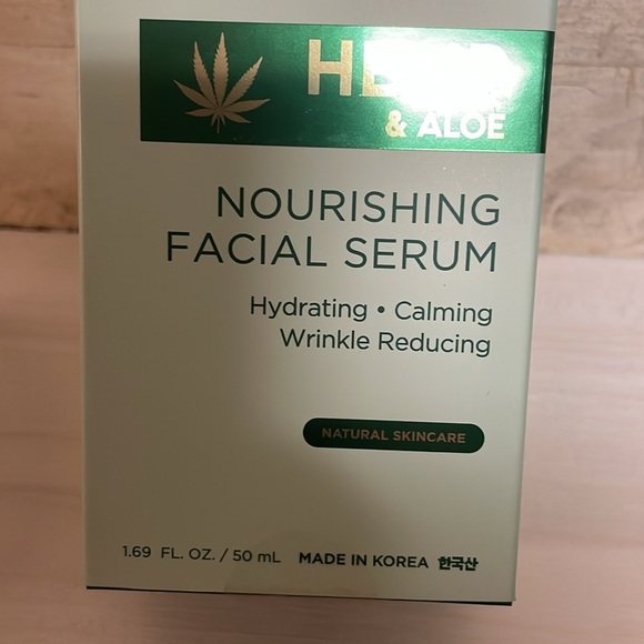 Hemp & Aloe Nourishing Facial Serum - Picture 3 of 7